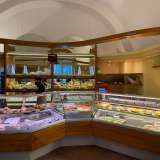 Varcato l�ingresso, ci ritroviamo in un piccolo locale dominato da un lungo bancone...